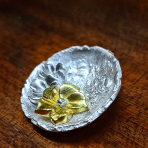 zilverkleihanger met goudklei